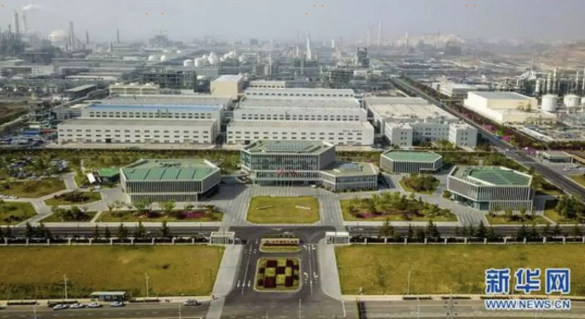 万华烟台工业园中的一座座办公楼  形成一个个巨大的苯环分子结构