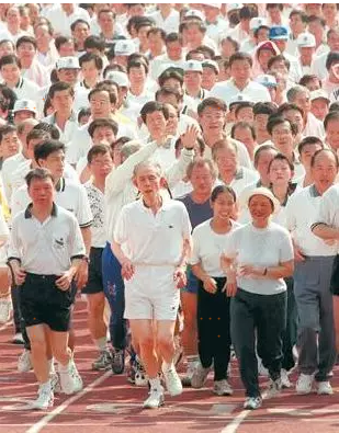 每年运动会，王永庆坚持参加长跑