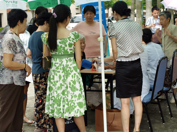国康助力中国人寿大型公益活动，走进社区为市民送健康 