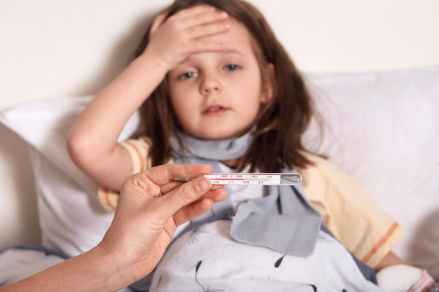 孩子发烧，吃药与打针面前你如何选择？