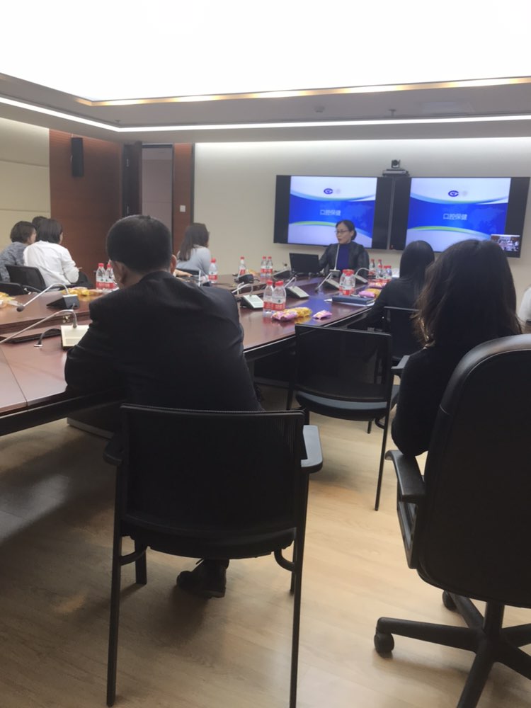 专家正在讲解保健理疗知识