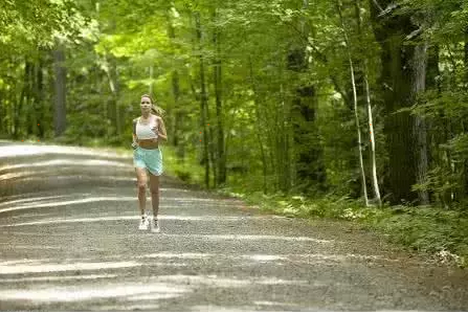 夏季健康保险建议：散步，慢跑