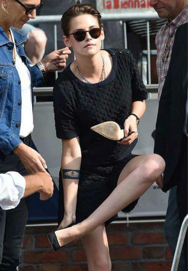 女星又在机场炫腿，你想说什么？膝盖还好吗？