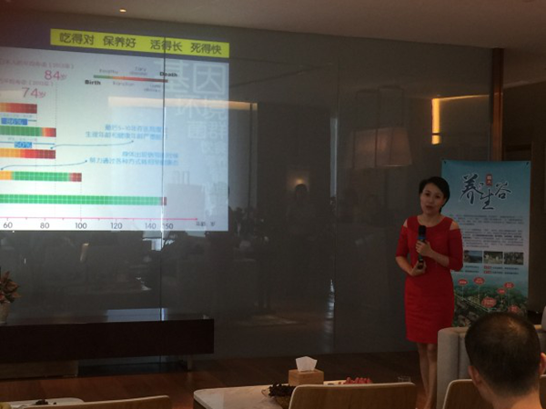 大家都在认真听体检健康知识