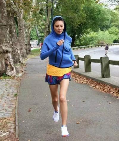 女星又在机场炫腿，你想说什么？膝盖还好吗？