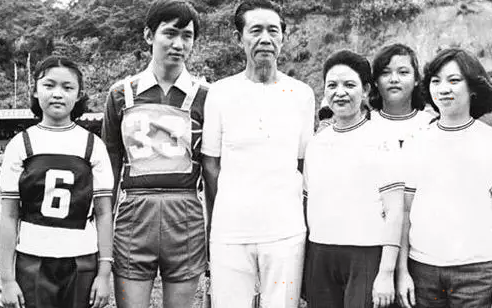 王永庆夫妇及子女参加运动会