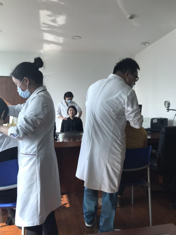 专家正在做保健理疗服务