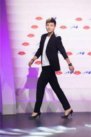 女星又在机场炫腿，你想说什么？膝盖还好吗？