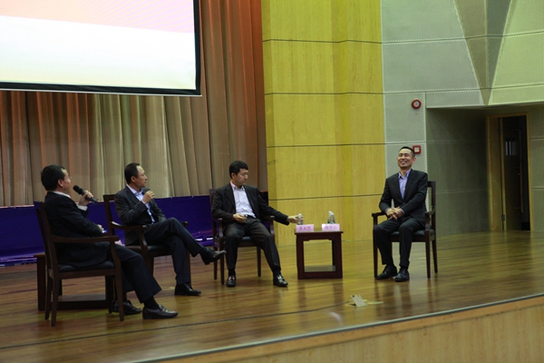 国康董事长杨华山应邀参加清华大学校友会高峰论坛作演讲