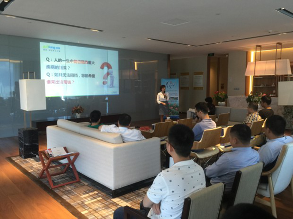 座无虚席，都在认真学习健康知识