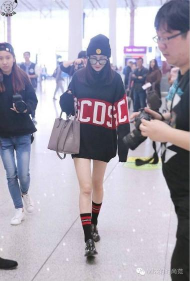 女星又在机场炫腿，你想说什么？膝盖还好吗？