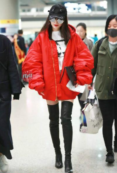 女星又在机场炫腿，你想说什么？膝盖还好吗？