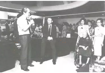 王詹様101岁时和王永庆，李英雄合影